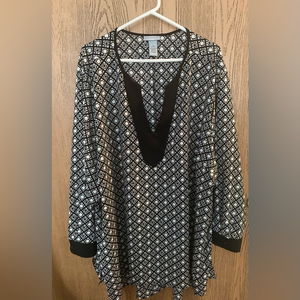 Cathrine’s Black and White Geometric Tunic Top with Roll-up Button Sleeve